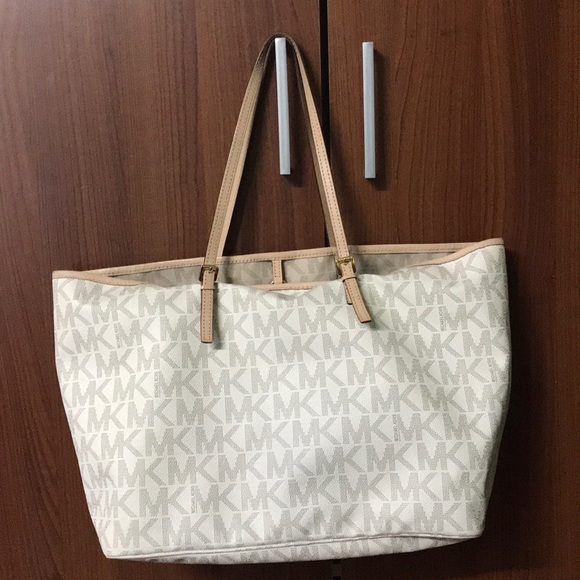 Michael Kors Signature Tote - Picture 5 of 8